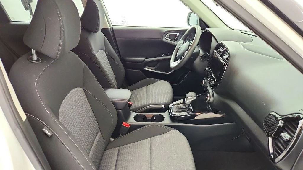 Used 2022 Snow White Pearl Kia S IVT image 22