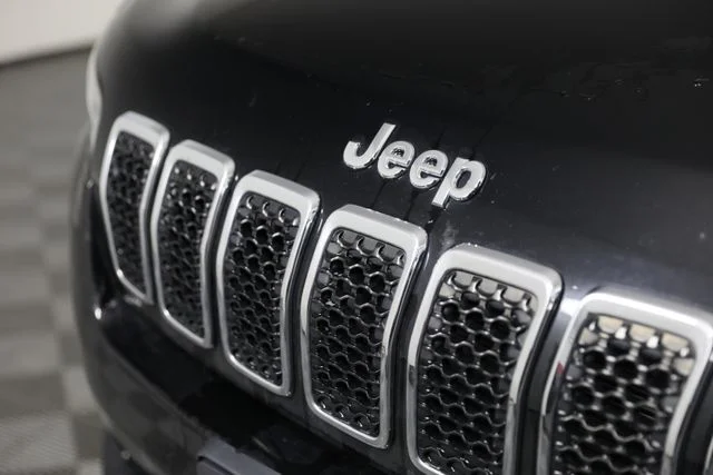 Used 2019 Black Jeep Latitude Plus image 30