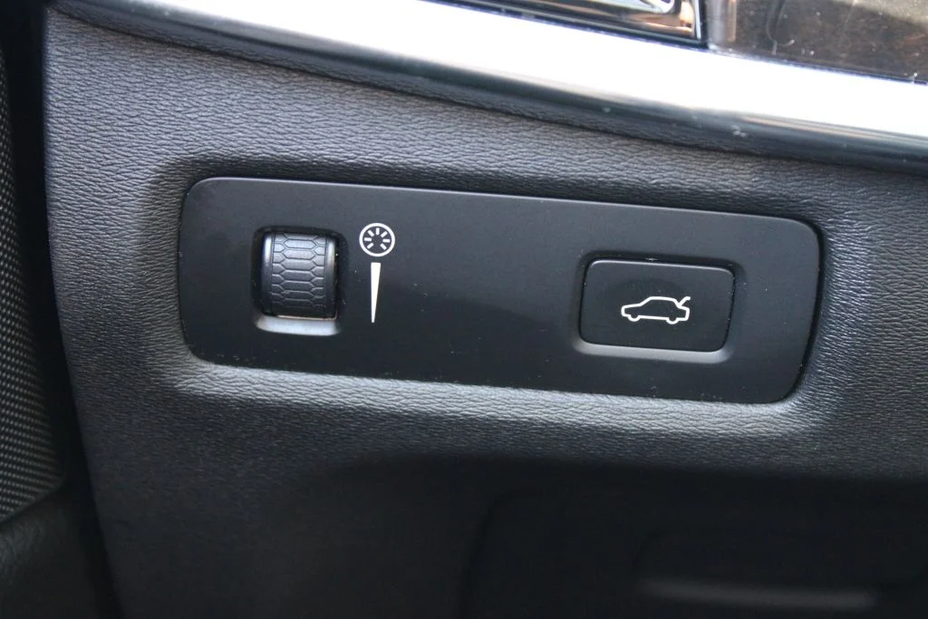 Used 2018 Black Volvo T5 Momentum image 29