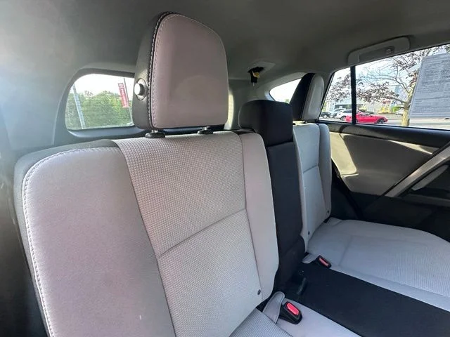 Used 2017 Silver Toyota XLE image 9