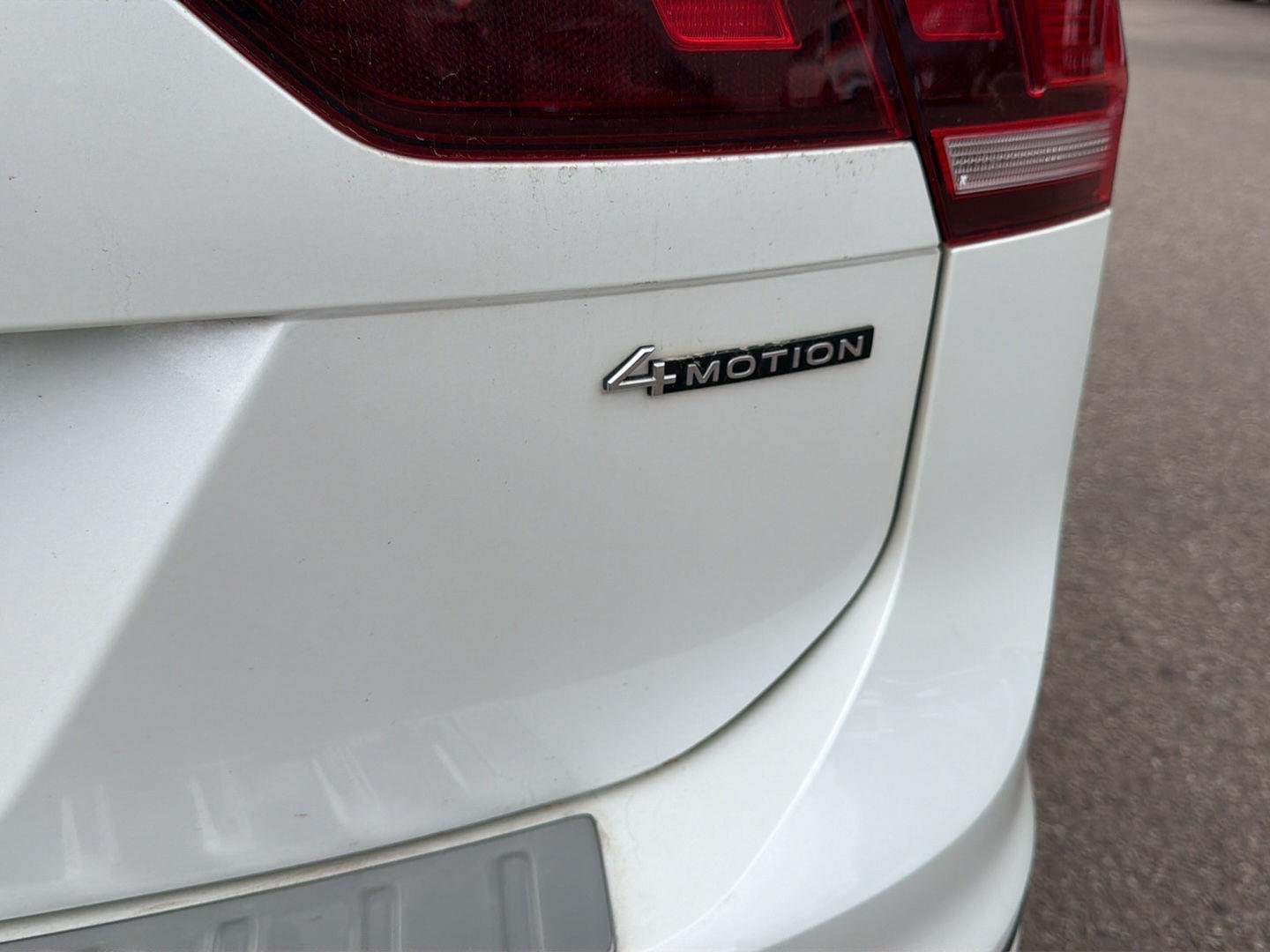 Used 2022 Oryx White Pearl Volkswagen SE R-Line Black image 9