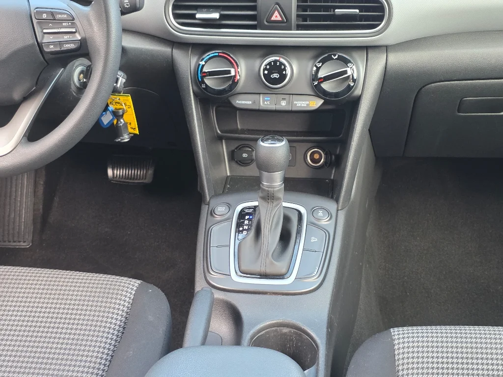 Used 2020 Sonic Silver Hyundai SE image 25