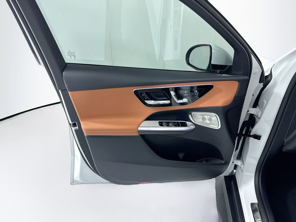 New 2027 Moonlight White Metallic Mercedes-Benz GLC 300 image 25
