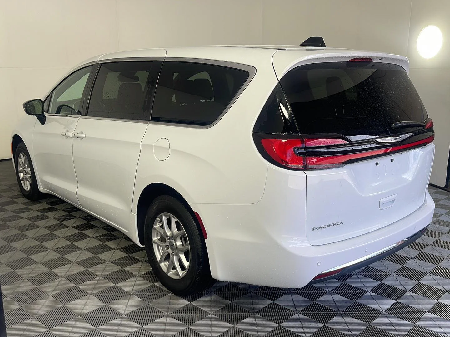 Used 2025 Bright White Clearcoat Chrysler Select image 10