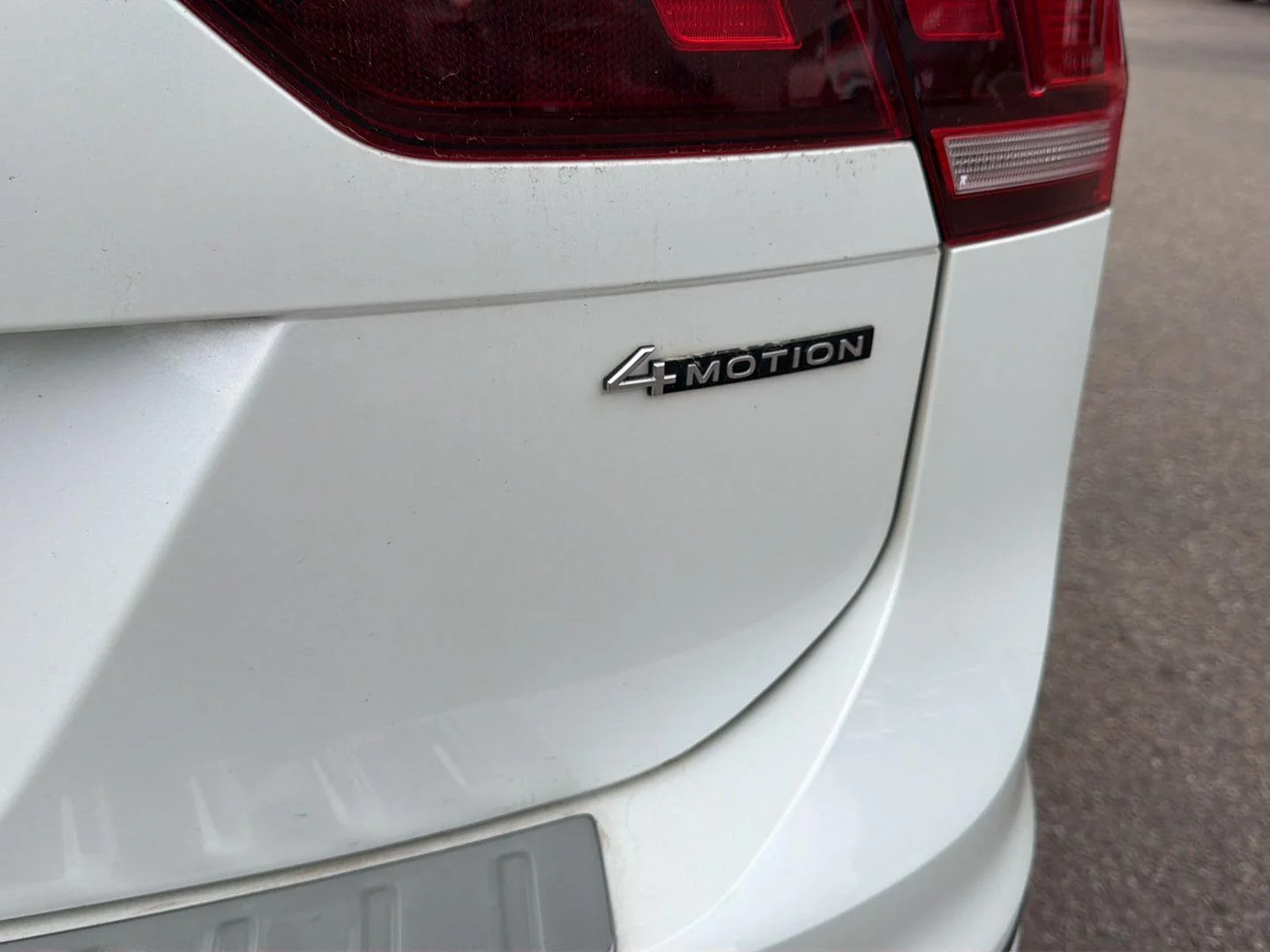 Used 2022 Oryx White Pearl Volkswagen SE R-Line Black image 9