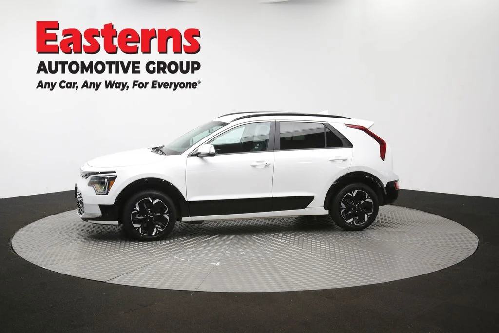 Used 2024 White Kia Wind image 57