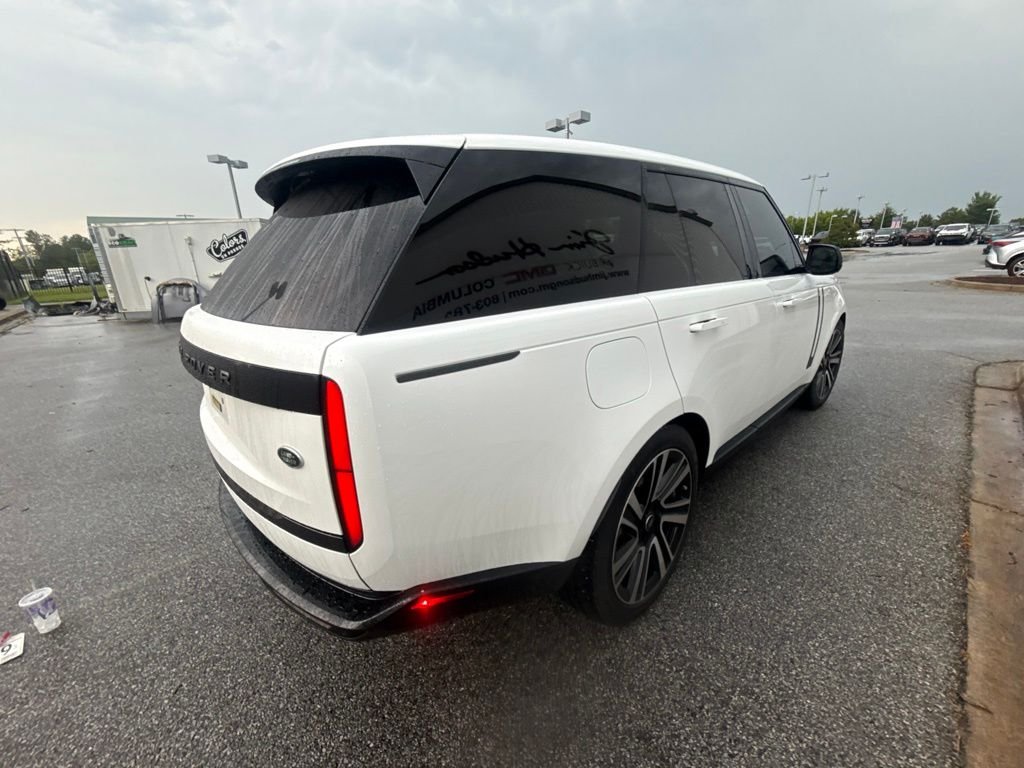 Used 2023 White Land Rover SE image 5
