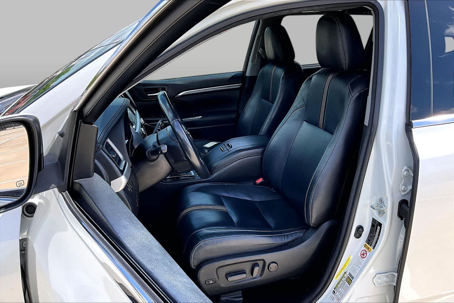 Used 2018 Blizzard Pearl Toyota SE image 12