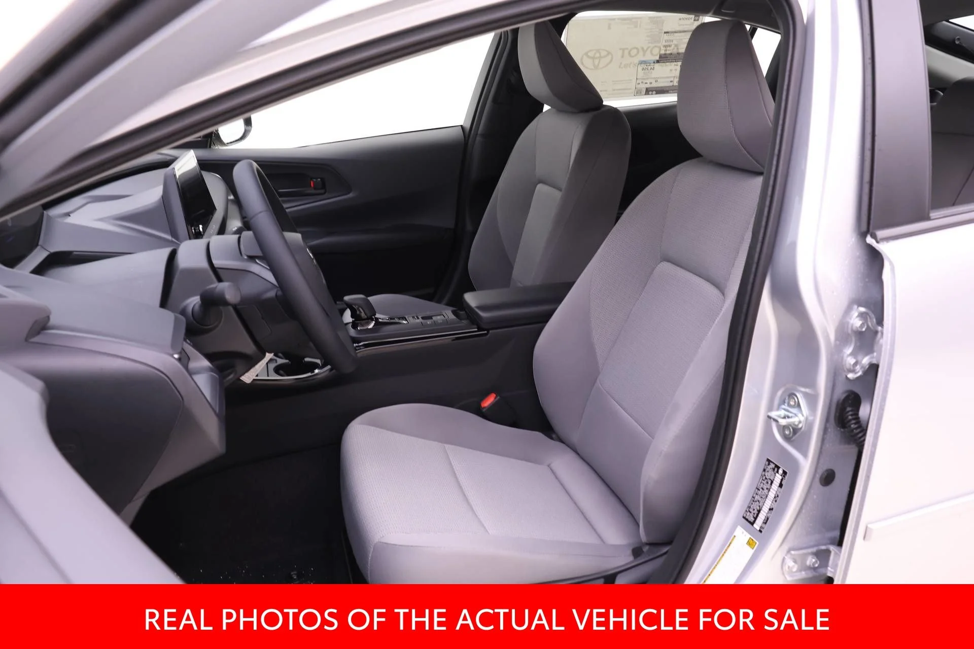 2026 Toyota Prius LE - Photo 4