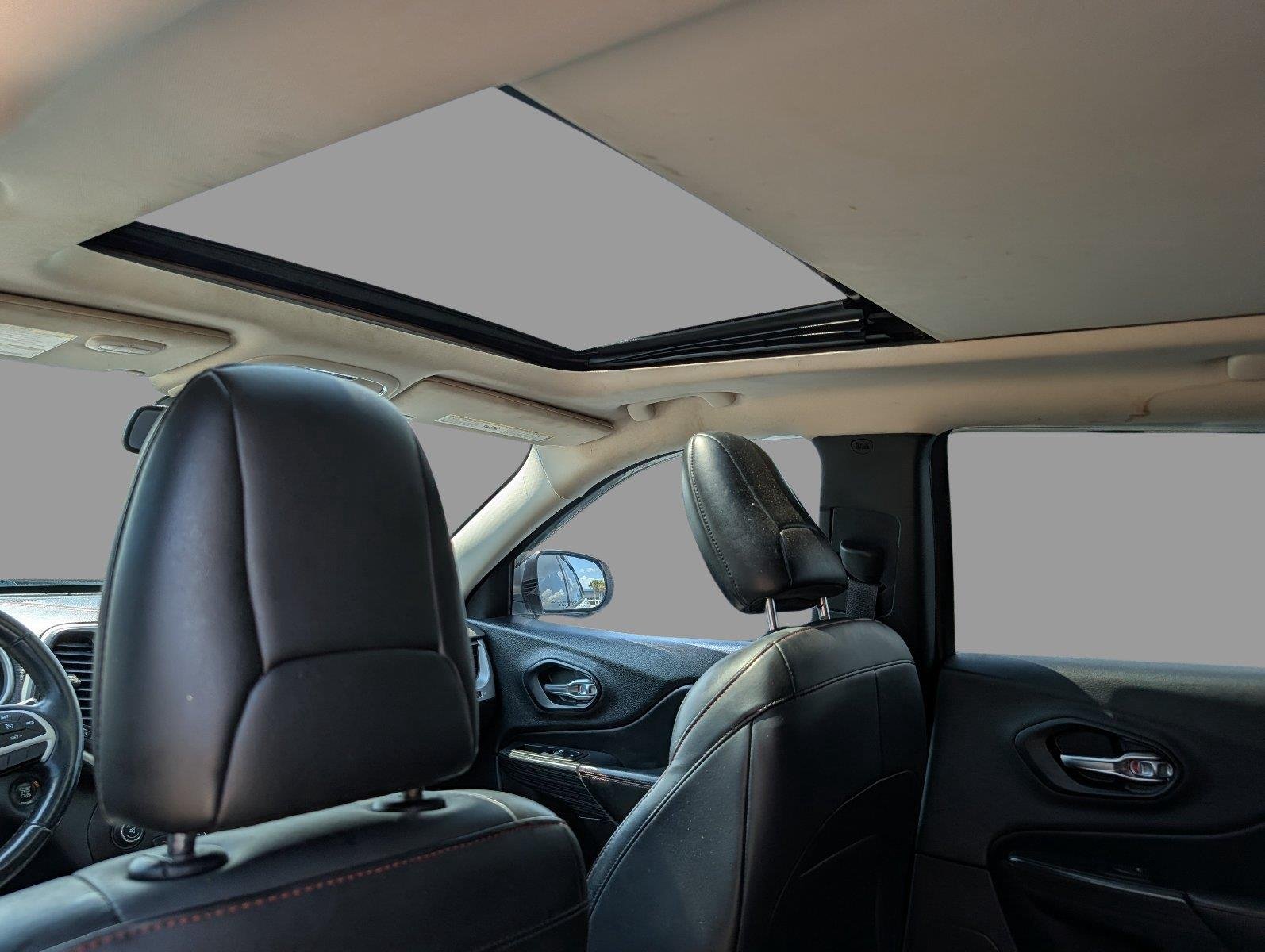 Used 2015 Bright White Clearcoat Jeep Trailhawk image 30