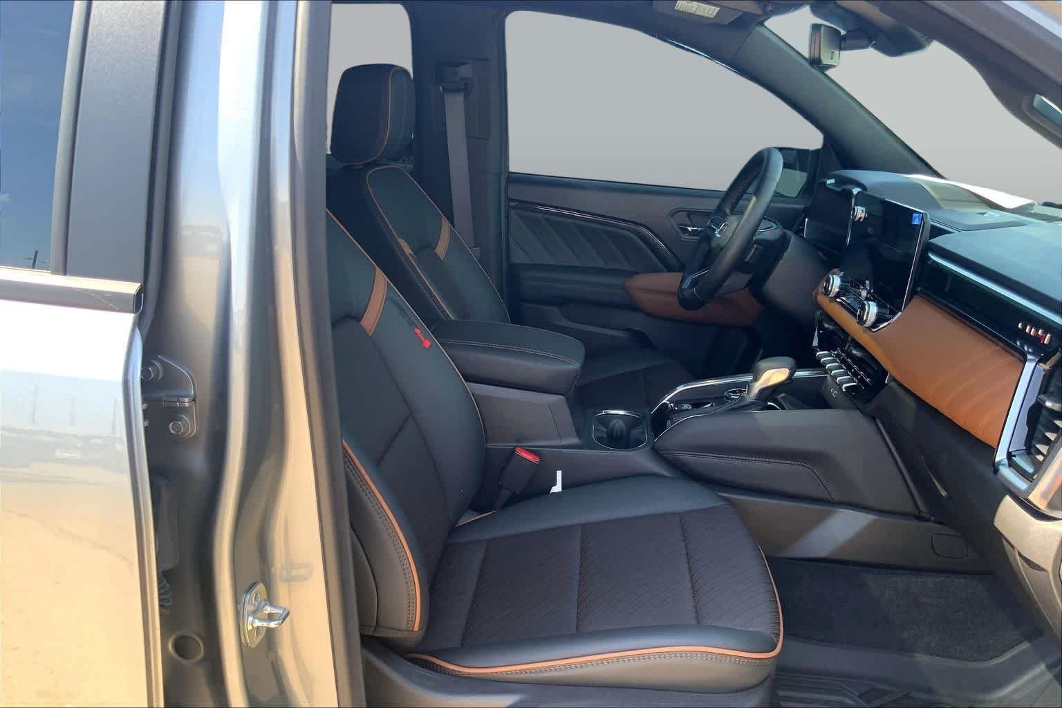 Used 2025 Sterling Metallic GMC 4WD AT4 image 9