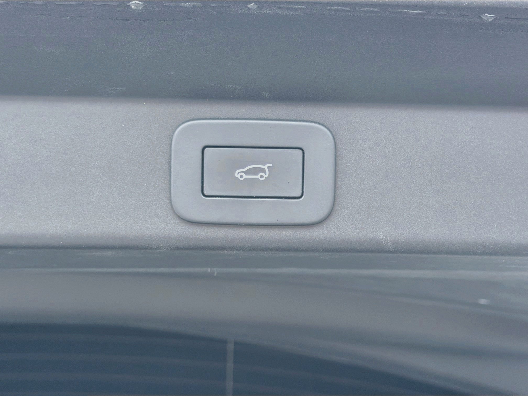 Used 2023 White Land Rover SE image 14