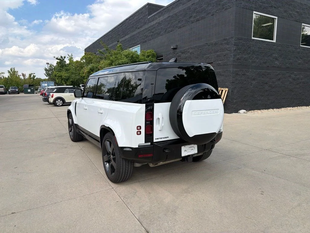 Used 2025 Fuji White Land Rover X-Dynamic SE image 3