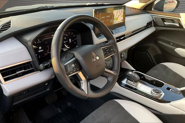 Used 2025  Mitsubishi SE image 19