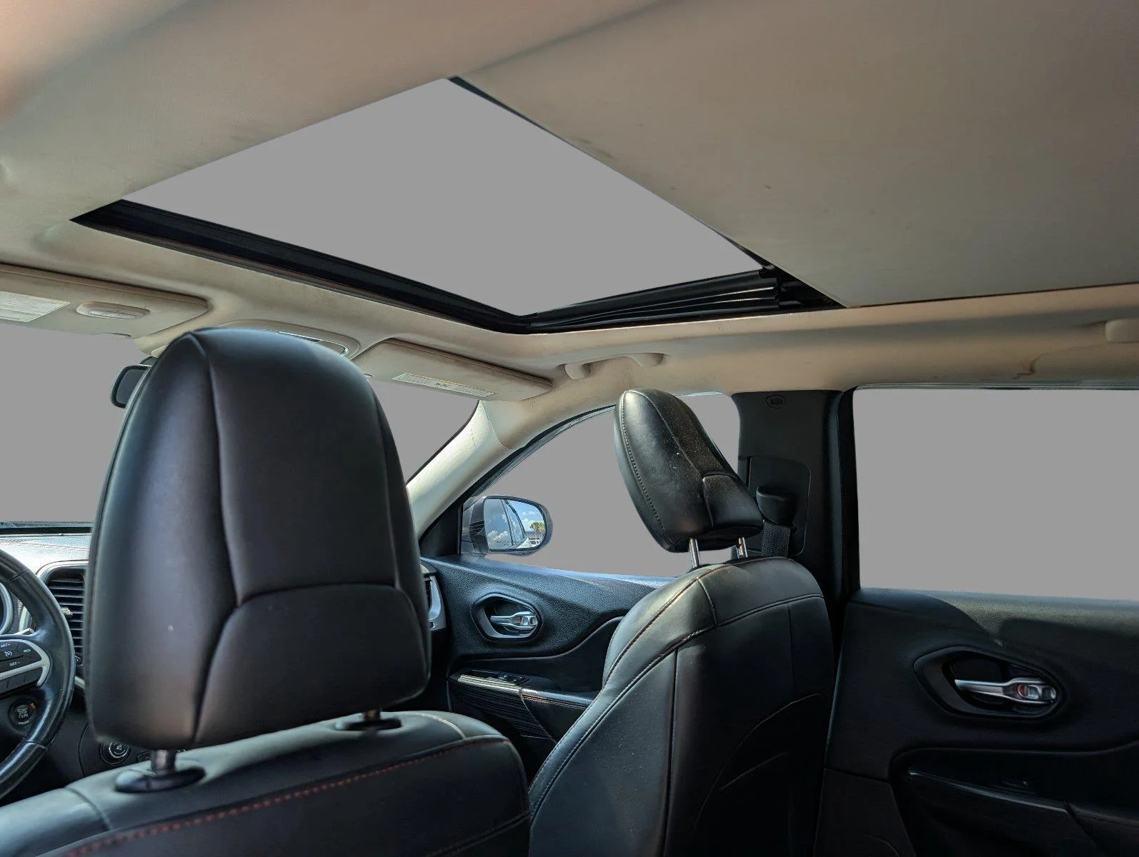 Used 2015 Bright White Clearcoat Jeep Trailhawk image 30