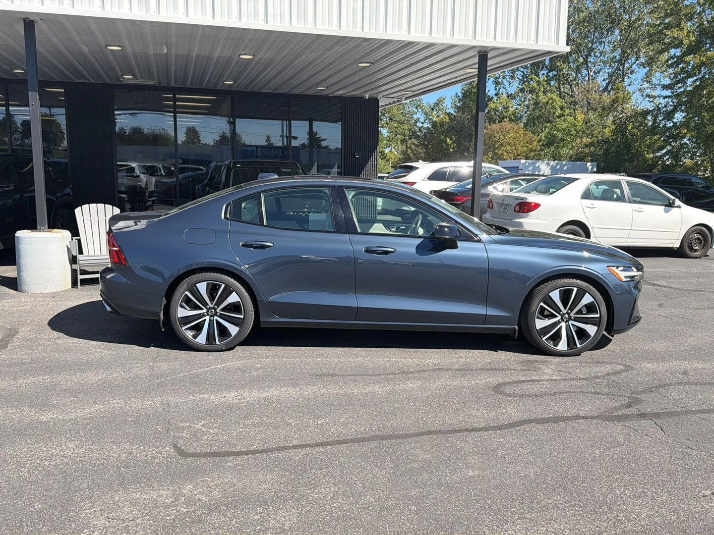 Used 2022 Denim Blue Metallic Volvo Momentum image 9