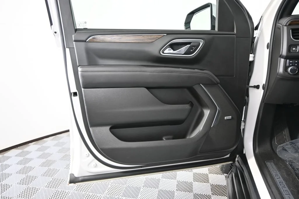 Used 2021 IRIDESCENT PEARL TRICOAT Chevrolet Premier image 20