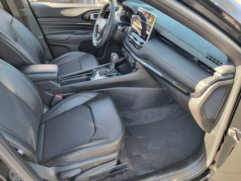 Used 2023 Black Jeep Latitude image 16
