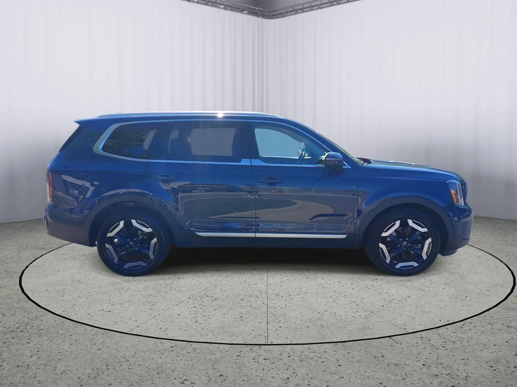 Used 2023 Black Kia EX image 2
