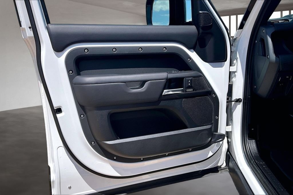 Used 2025 Fuji White Land Rover X-Dynamic SE image 17