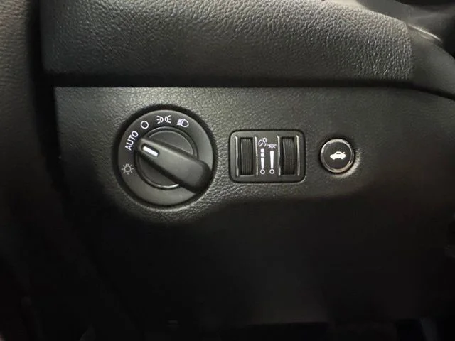 Used 2020 Pitch Black Clearcoat Dodge SXT image 18