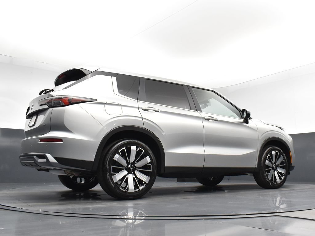 New 2026 Silver Mitsubishi SE image 22