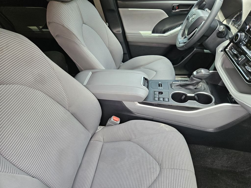 Used 2024  Toyota LE image 15