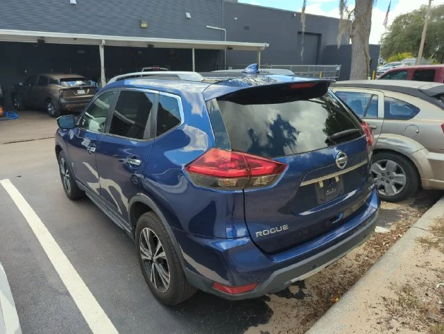 Used 2020 Blue Nissan SV image 3