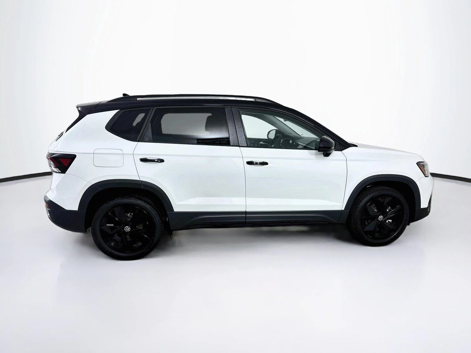 New 2027 Pure White w/Deep Black Roof Volkswagen SE Black image 8