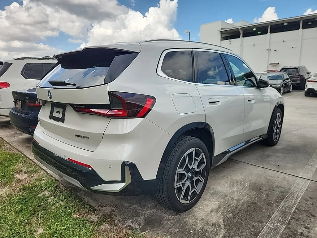 Used 2023 Mineral White Metallic BMW xDrive28i image 2