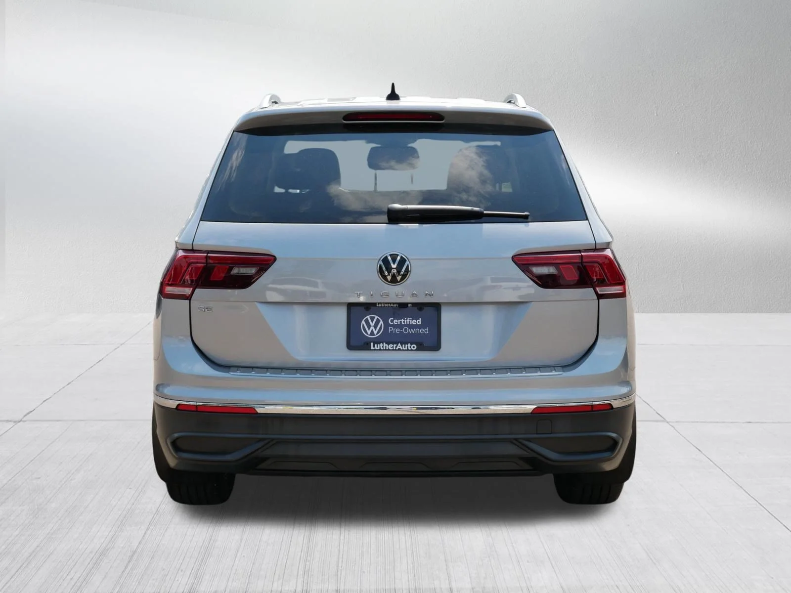 Certified Used 2023 PYRITE SILVER Volkswagen SE image 6