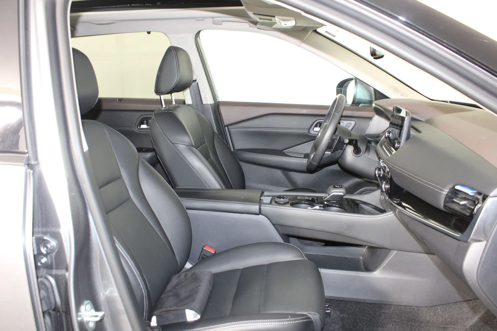 Used 2023 Gray Nissan SL image 13