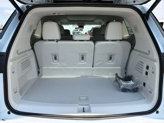 New 2026 Iridescent White Tricoat Buick Avenir image 24
