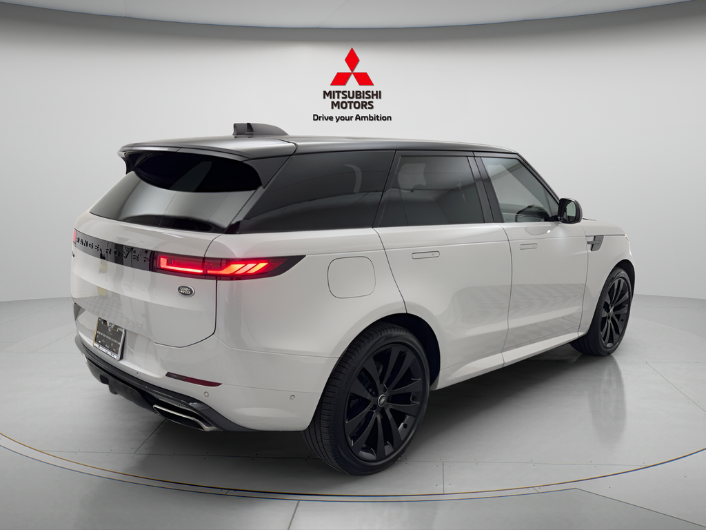 Used 2023  Land Rover SE Dynamic image 4