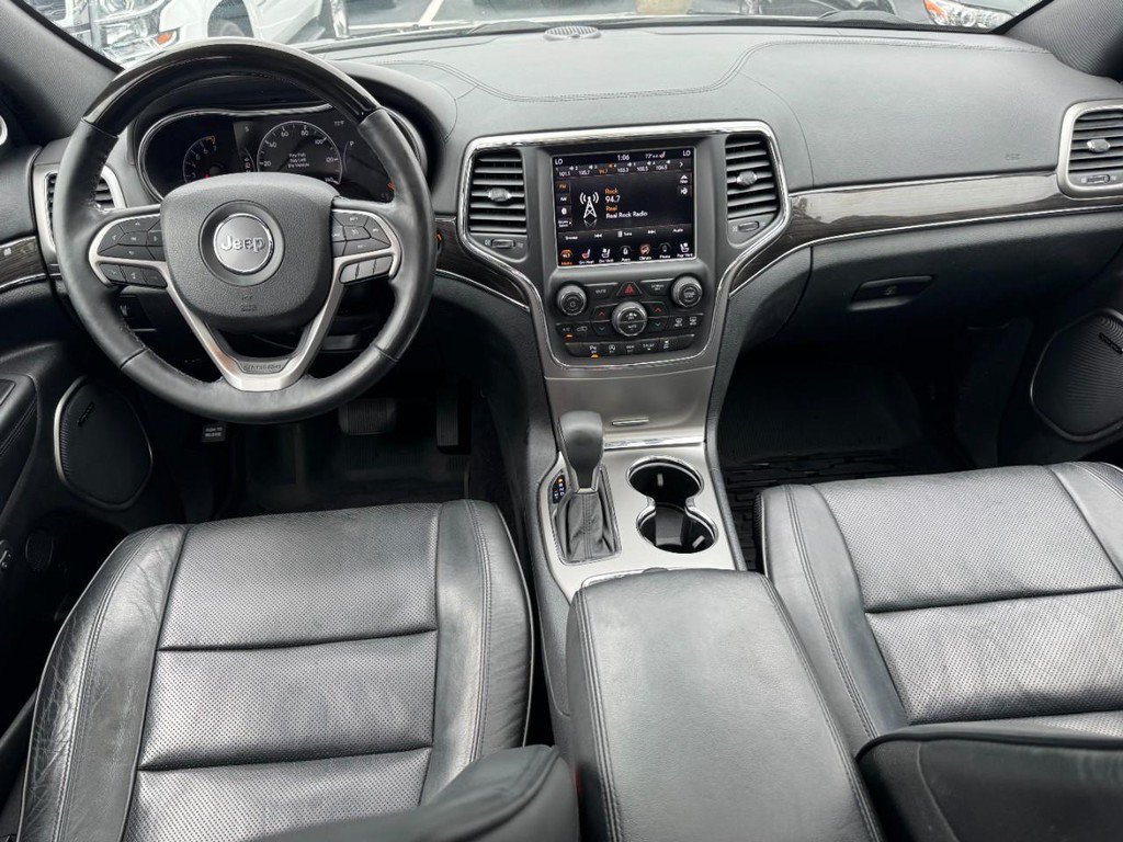 Used 2018 Diamond Black Crystal Pearlcoat Jeep Overland image 13