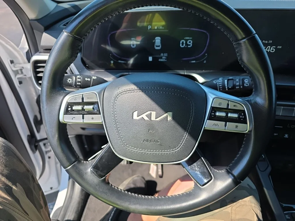 Used 2025 Glacial White Pearl Kia S image 2