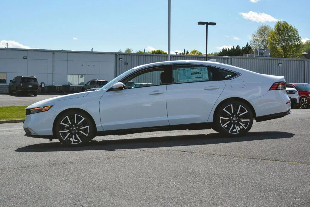 New 2026 Platinum White Pearl Honda Touring Hybrid image 3