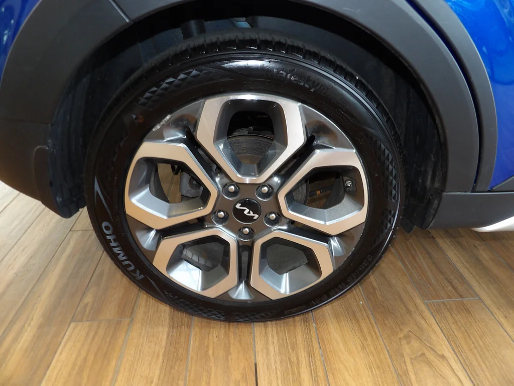 Used 2022 Neptune Blue/Cherry Black Kia X-Line image 5