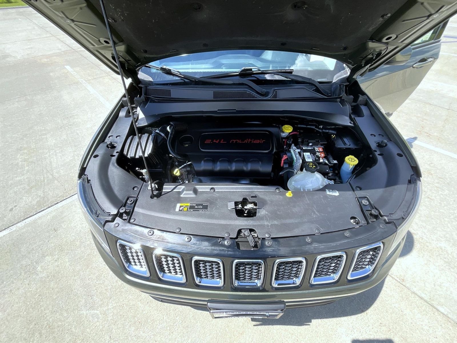 Used 2018 Green Jeep Latitude image 24