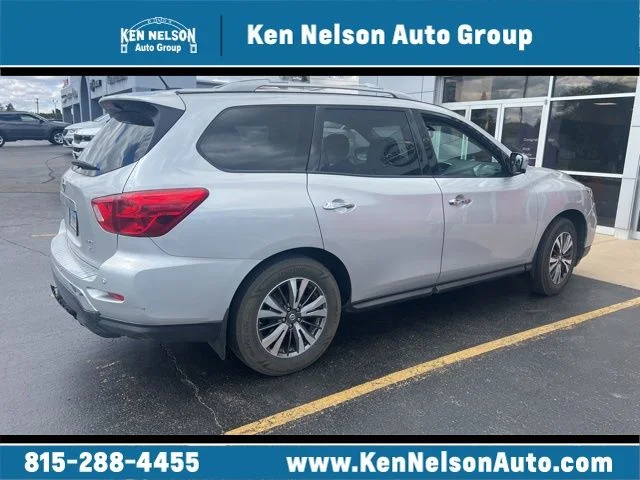 2017 Nissan Pathfinder SL 4WD's photo