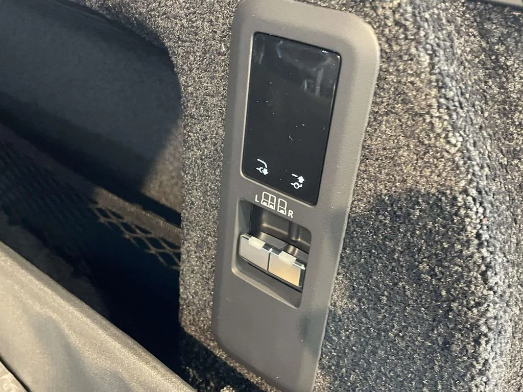 New 2026 Carpathian Grey Land Rover SE image 18