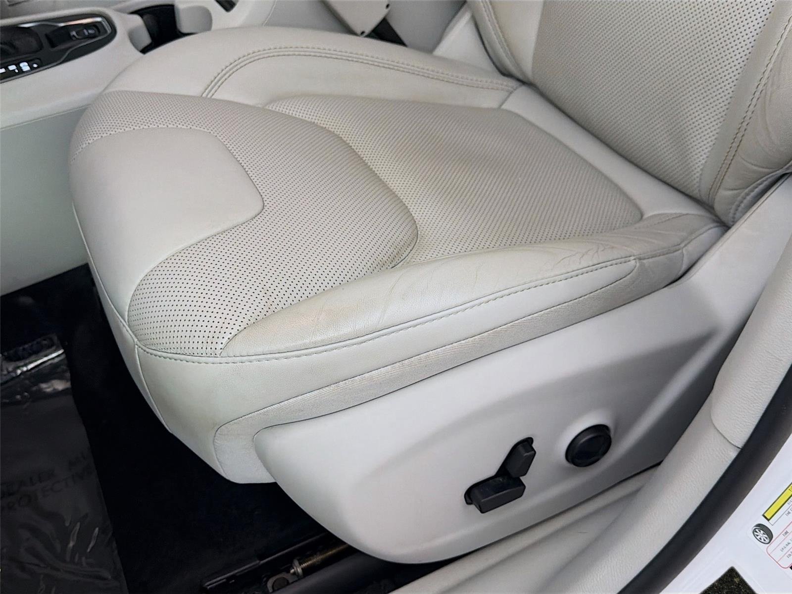 Used 2021 Bright White Clearcoat Jeep Latitude Lux image 19