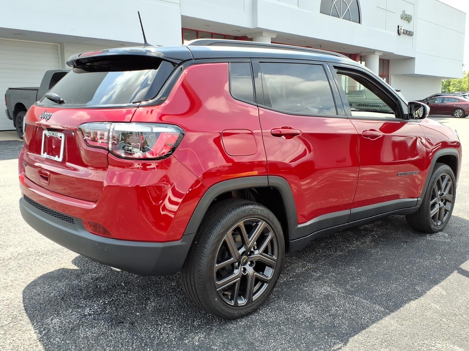 New 2026 Red Hot Pearl-Coat Exterior Paint Jeep Limited Altitude image 3