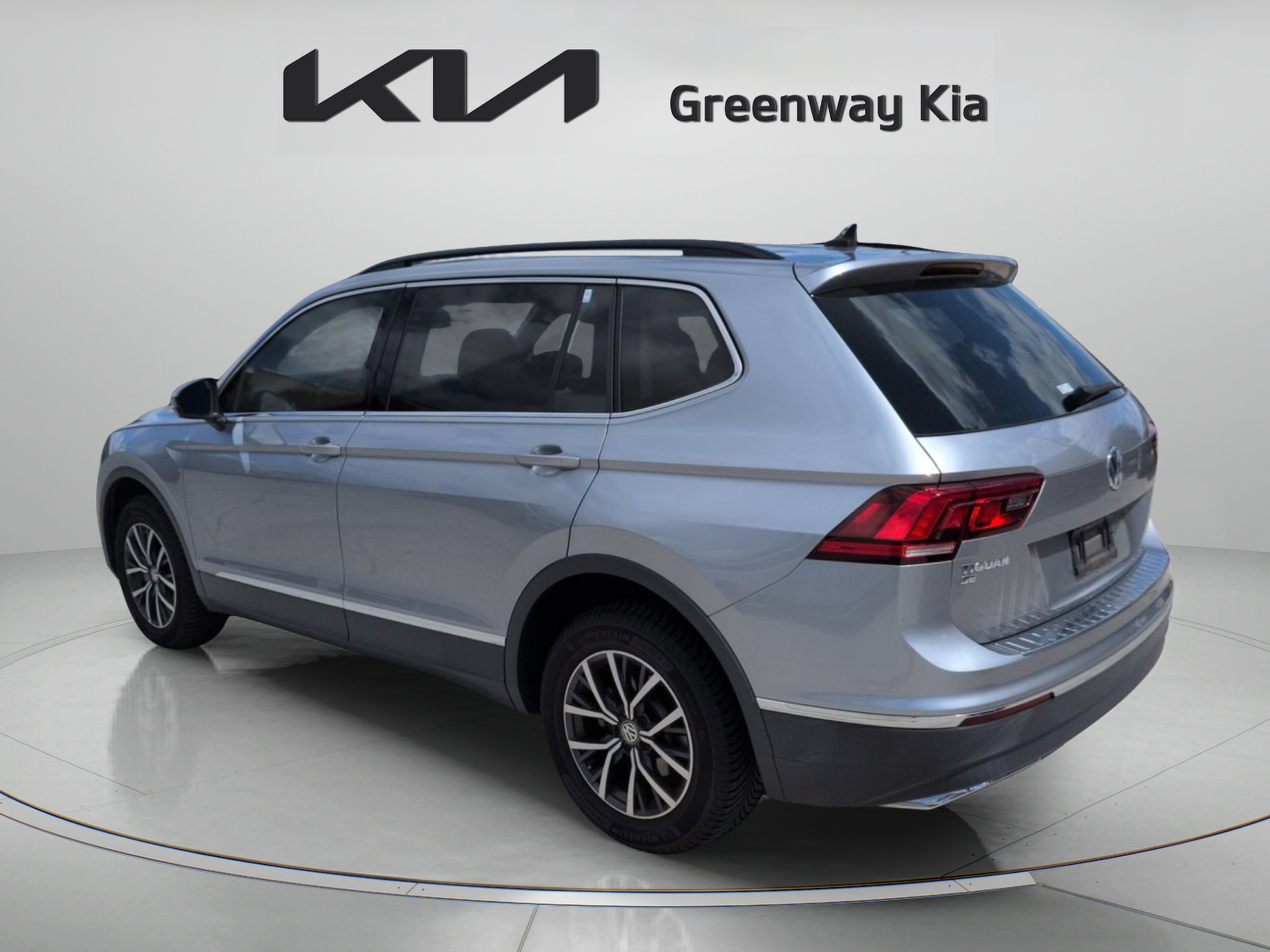 Used 2020 Silver Metallic Volkswagen 2.0T SE image 4