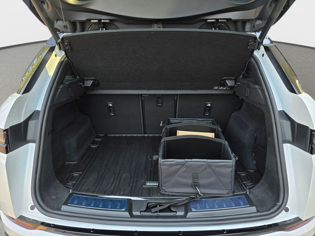 New 2026 Ostuni Pearl White LAND ROVER Hoxton Edition image 12