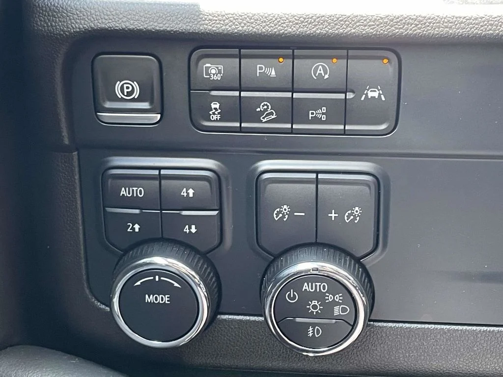 Used 2025 Gray Chevrolet Z71 image 30