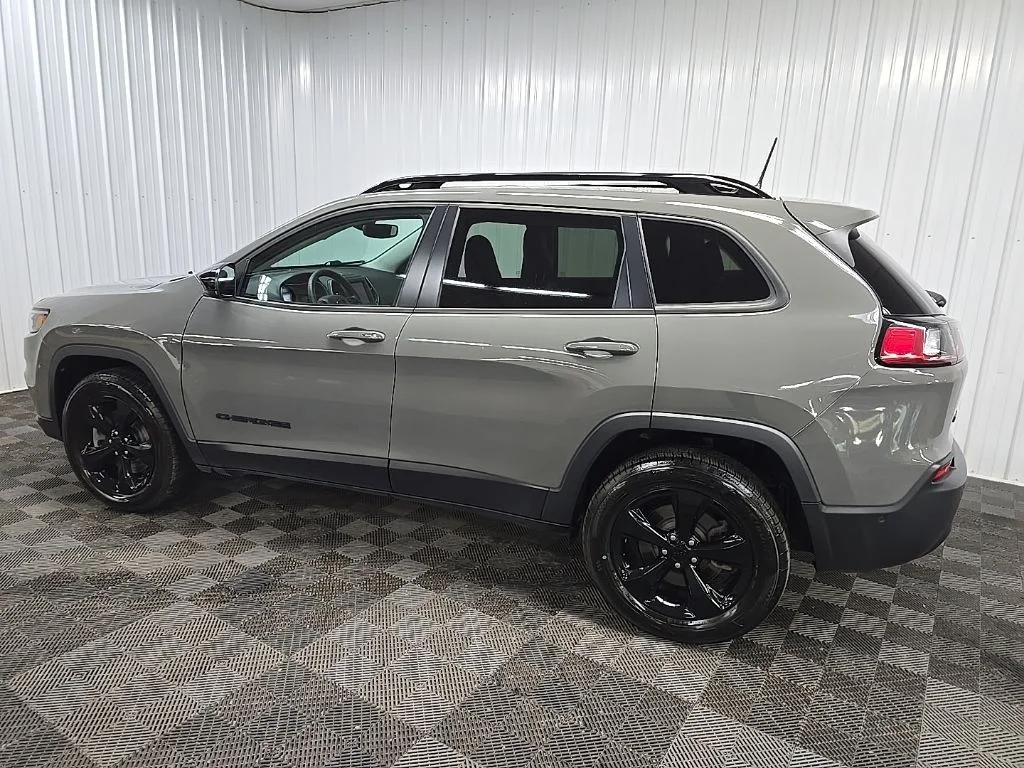 Used 2023 Gray Jeep Altitude image 4