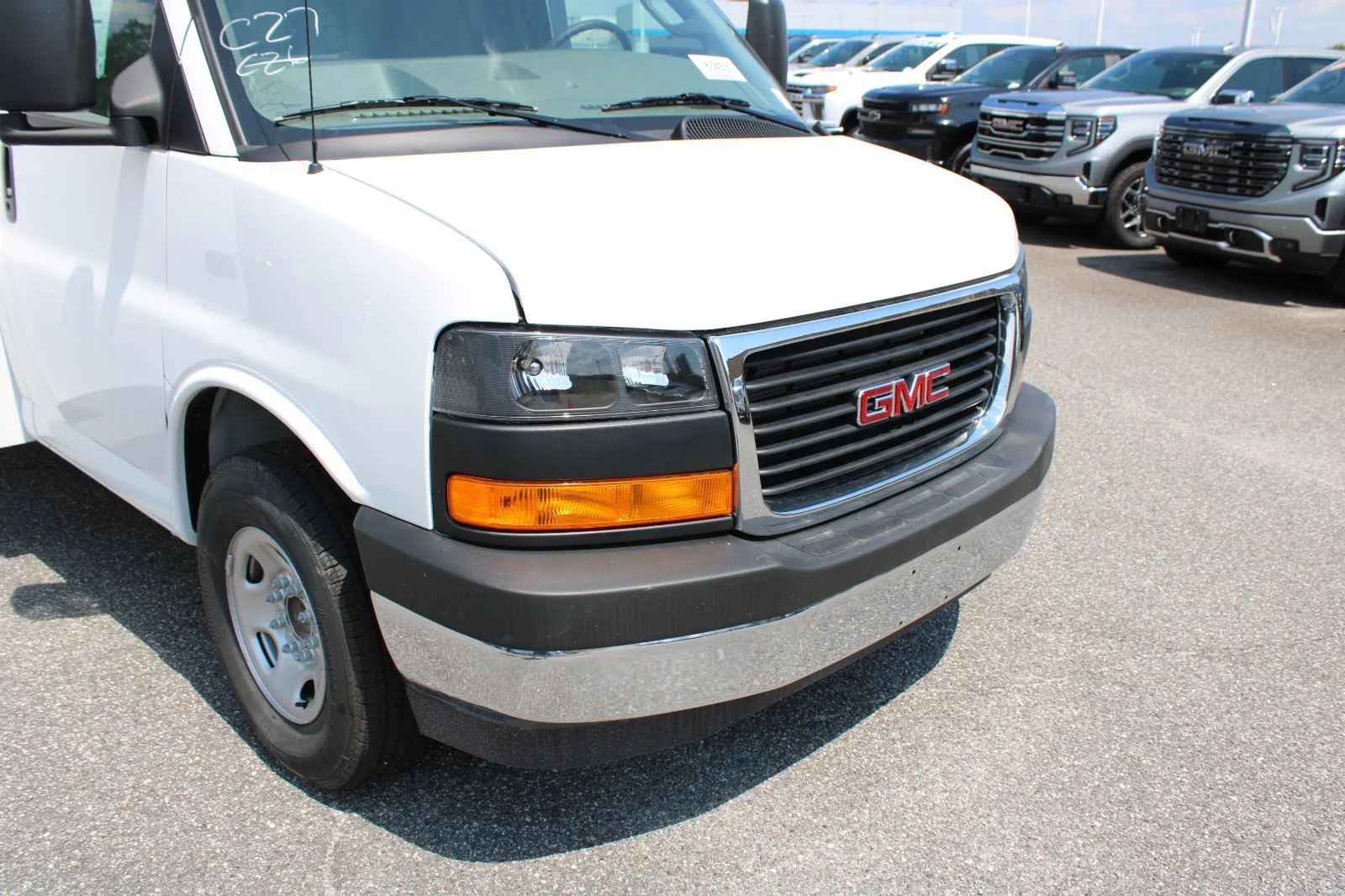 New 2025 Summit White GMC 1WT image 5