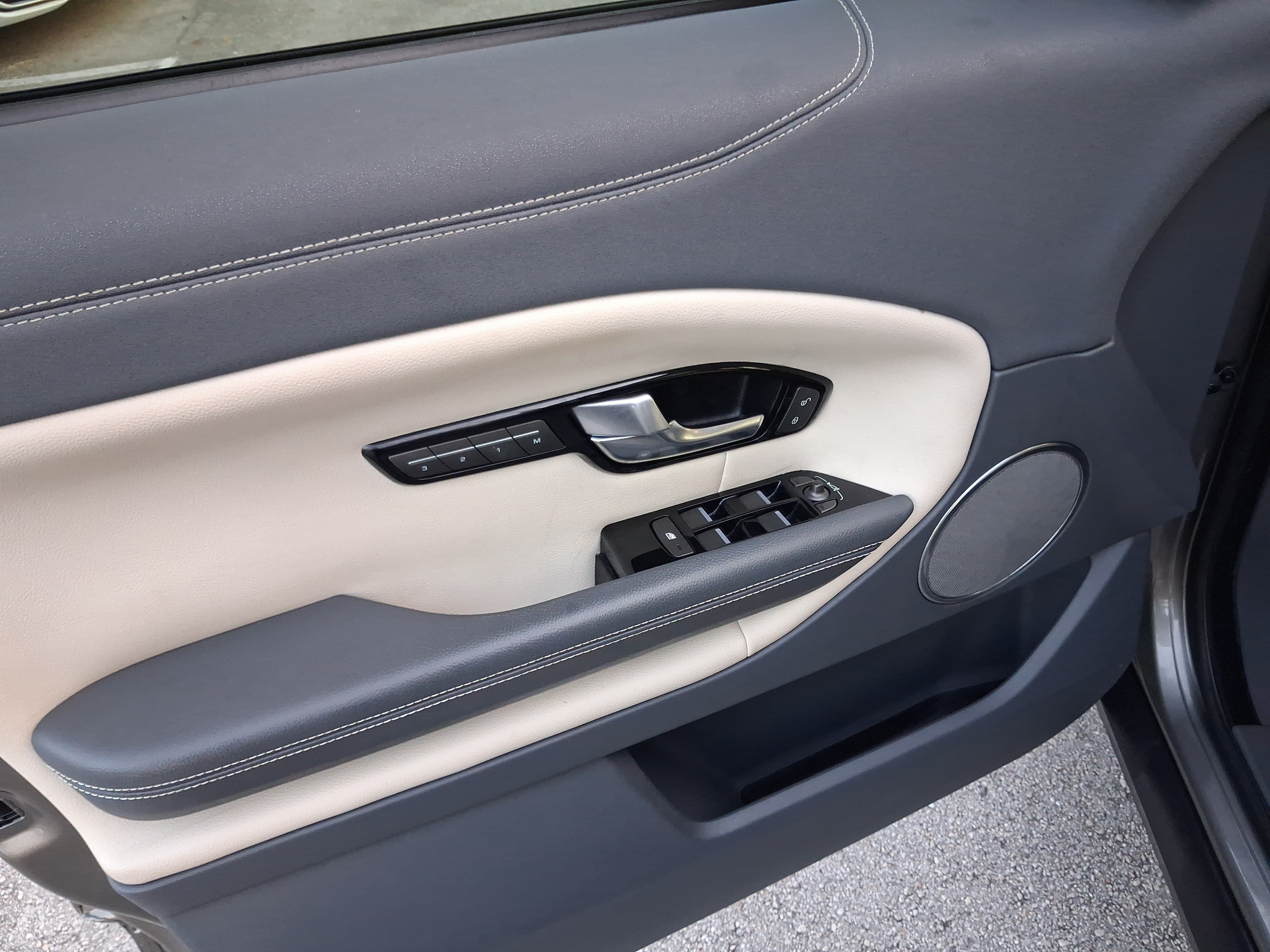 Used 2019  Land Rover SE image 16