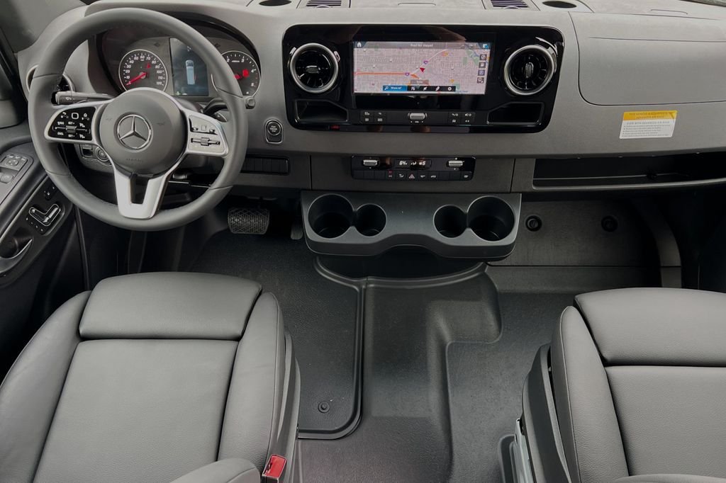 Used 2024  Mercedes-Benz Cargo 170 WB image 12